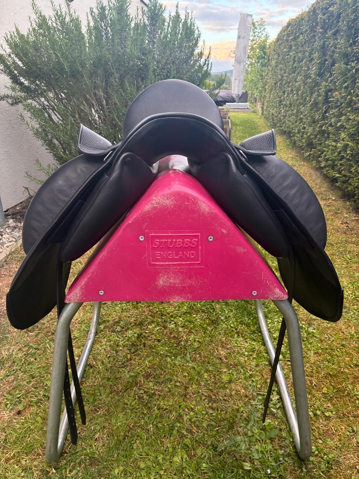 Sommer Novalis  "Lack"  17,5" schwarz [NEU] Pferdesattel Shop