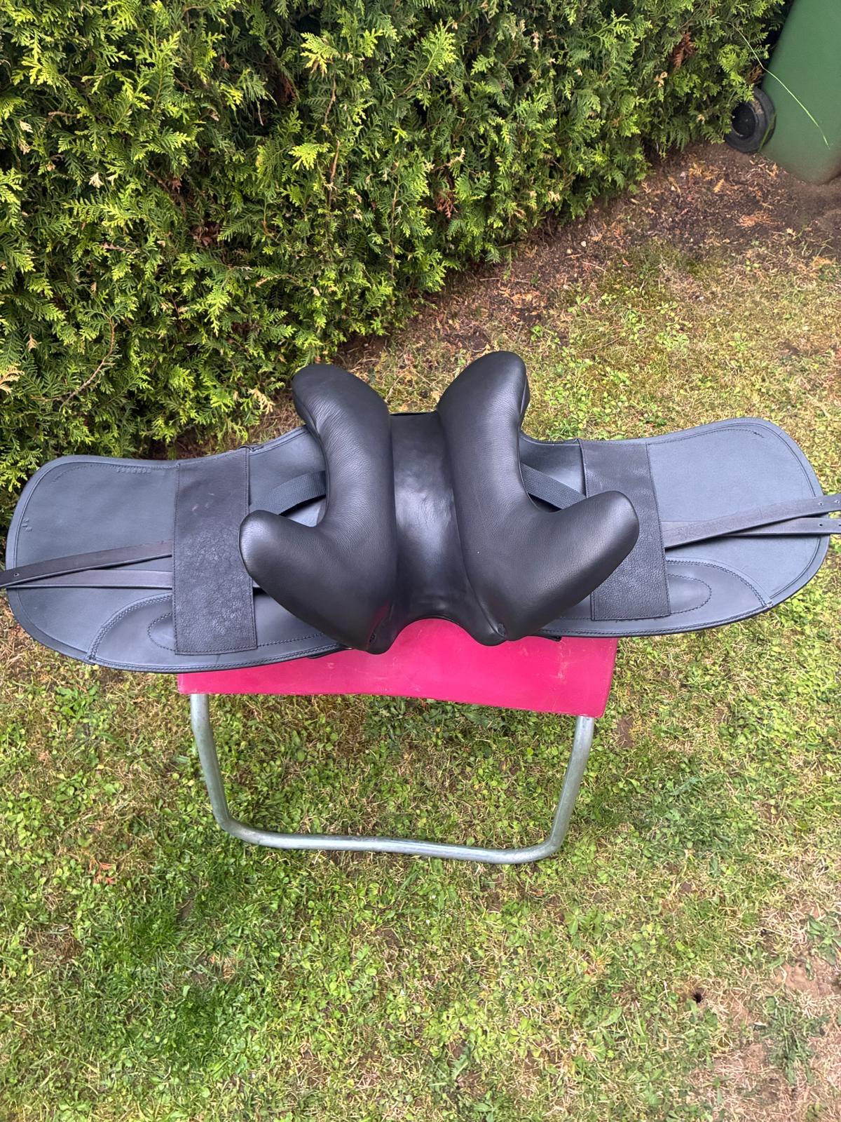 Sommer Novalis  "Lack"  17,5" schwarz [NEU] Pferdesattel Shop