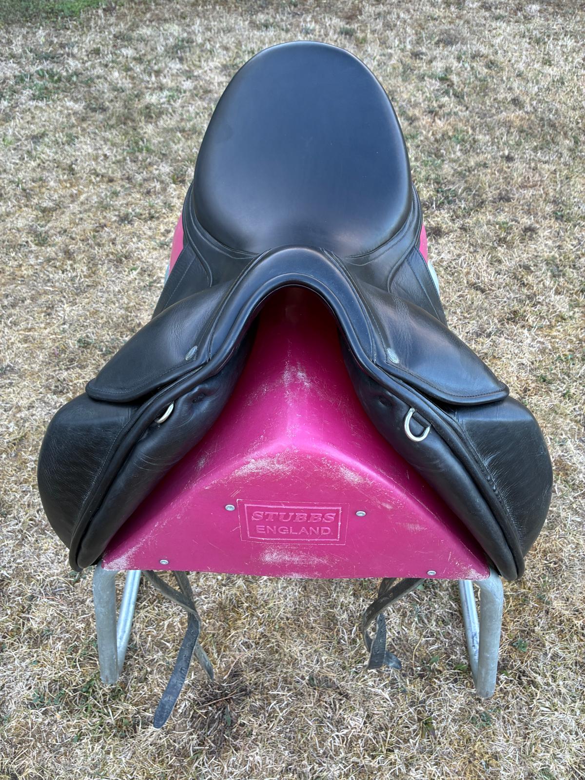 Childeric DSG 17,5" Schwarz Dressursattel, Pferdesattel Shop