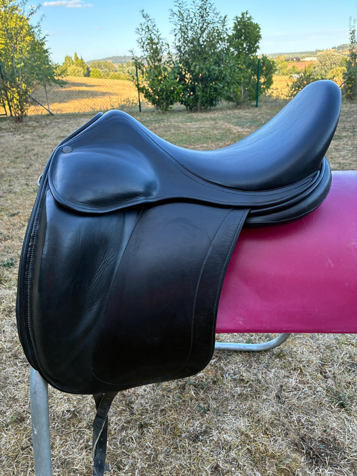 Childeric DSG 17,5" Schwarz Dressursattel, Pferdesattel Shop