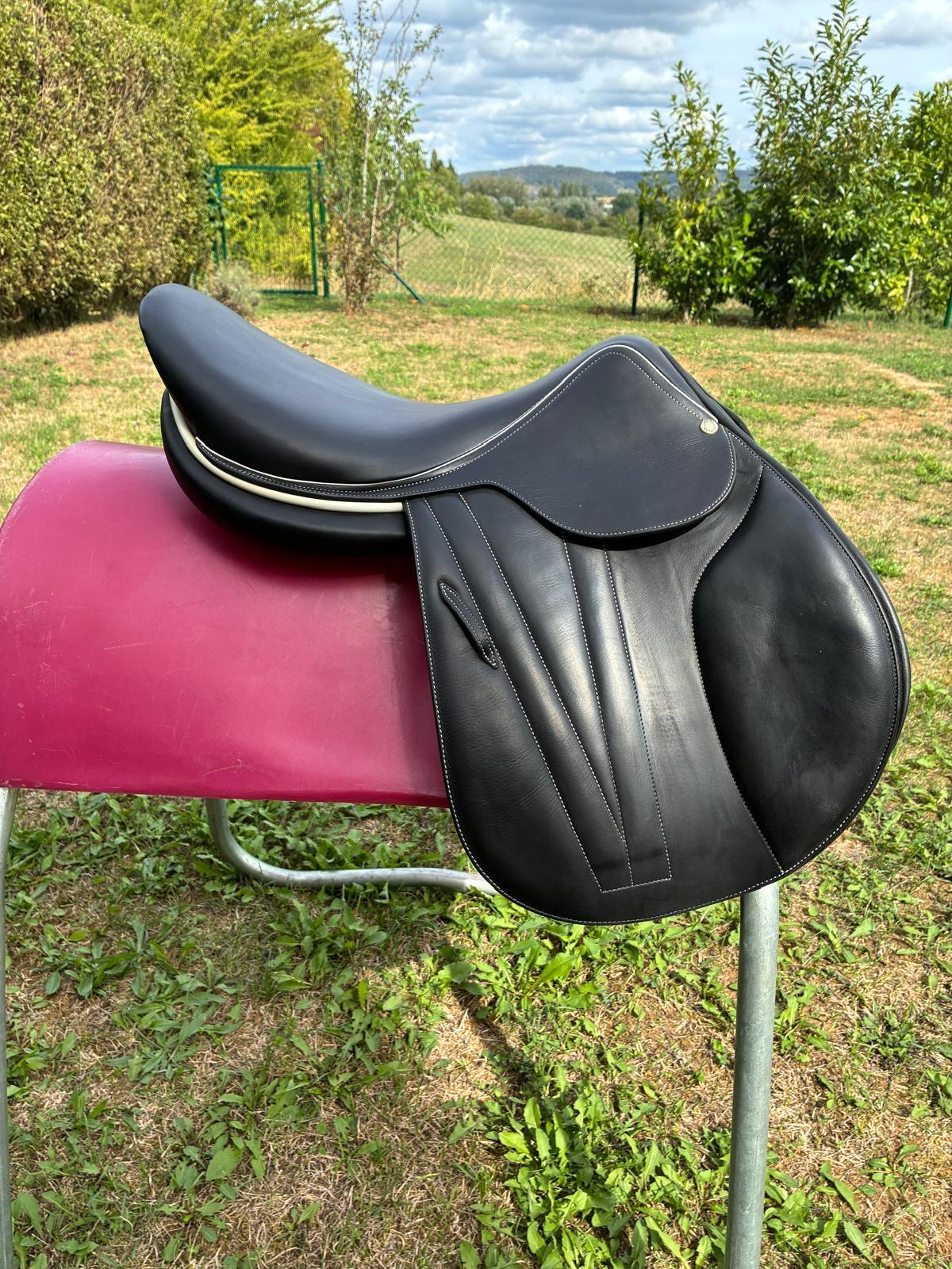 Butet Vielseitigkeitsattel  18" schwarz, Pferdesattel Shop
