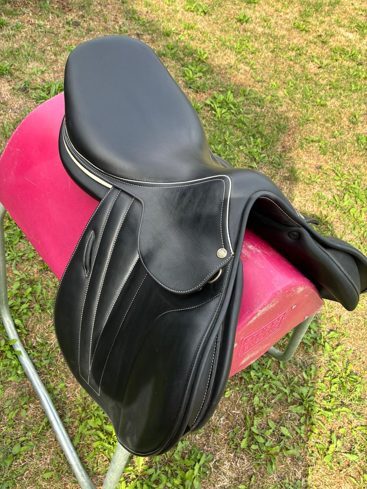 Butet Vielseitigkeitsattel  18" schwarz, Pferdesattel Shop