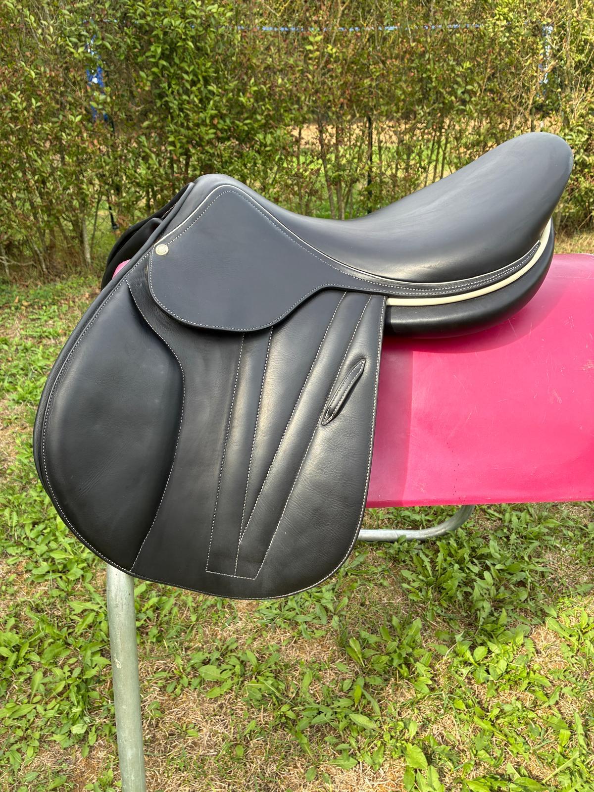 Butet Vielseitigkeitsattel  18" schwarz, Pferdesattel Shop