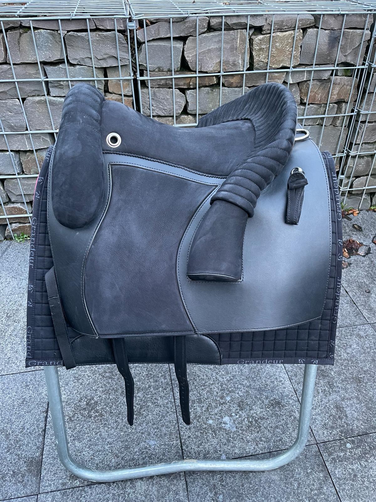 Deuber & Partner Amarant S2 schwarz Barocksattel - Pferdesattel Shop