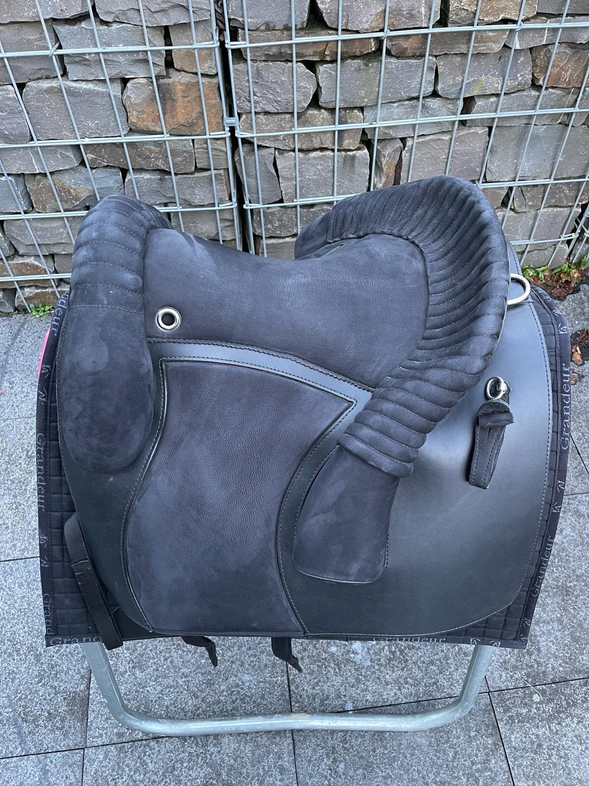 Deuber & Partner Amarant S2 schwarz Barocksattel - Pferdesattel Shop
