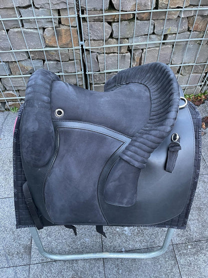 Deuber & Partner Amarant S2 schwarz Barocksattel - Pferdesattel Shop