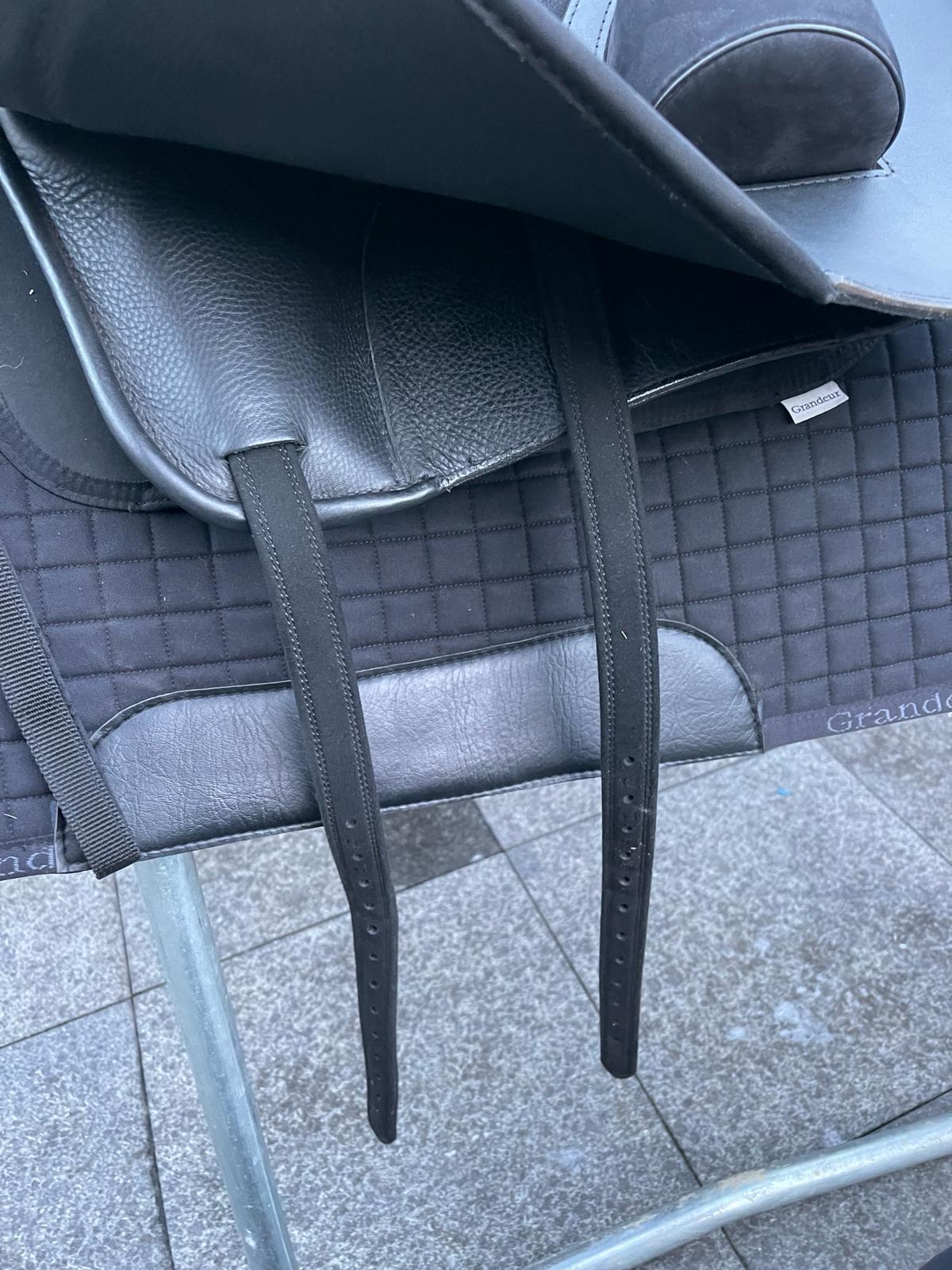 Deuber & Partner Amarant S2 schwarz Barocksattel - Pferdesattel Shop