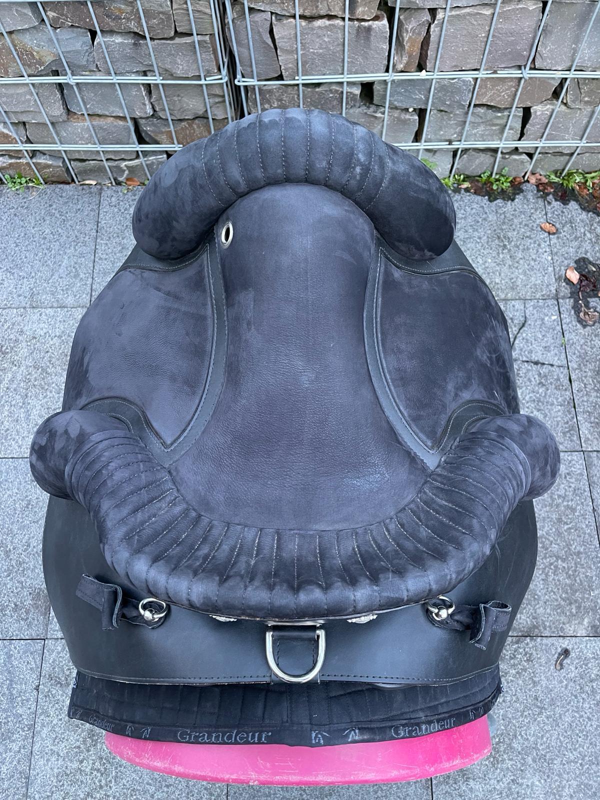 Deuber & Partner Amarant S2 schwarz Barocksattel - Pferdesattel Shop