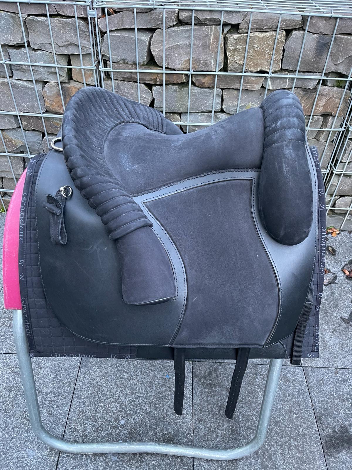 Deuber & Partner Amarant S2 schwarz Barocksattel - Pferdesattel Shop