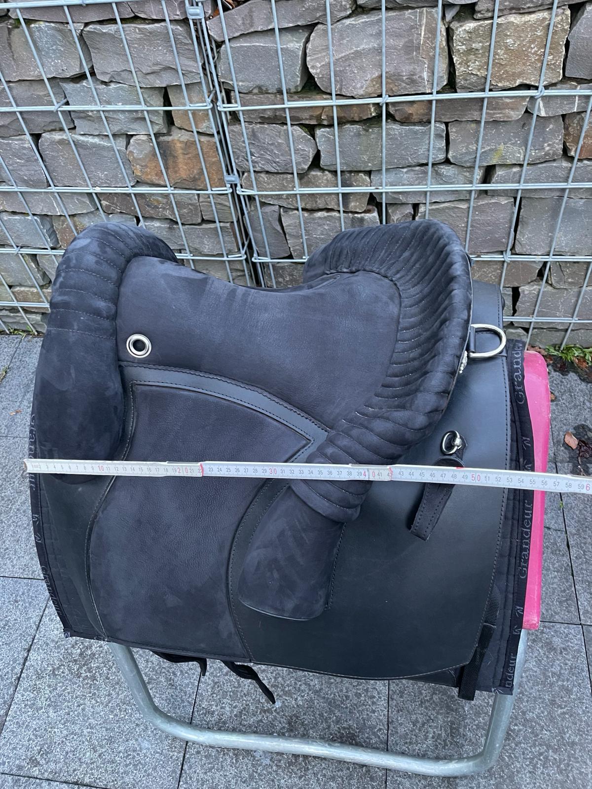 Deuber & Partner Amarant S2 schwarz Barocksattel - Pferdesattel Shop