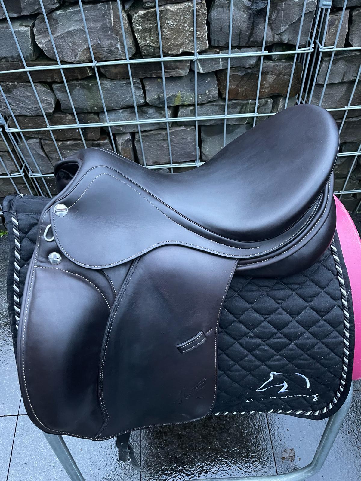 Erreplus Adelinde 17“ Dunkelbraun Dressursattel - Pferdesattel Shop