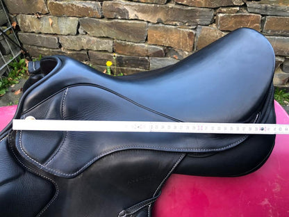 Sommer Aventus 17,5" Schwarzer Springsattel - Pferdesattel Shop