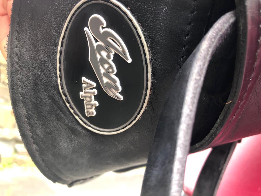 Custom Icon Alpha 18" Schwarz Dressursattel - Pferdesattel Shop